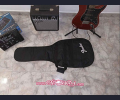 Guitarra Fender con amplificador más pedalera multiefectos más funda.